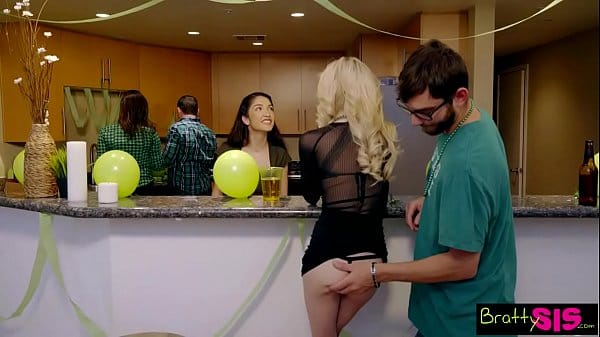 [BrattySis] Stepsisters Piper And Jericha have a threesome