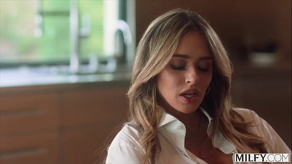 [MILFY] If her husband won’t send flowers, a housewife will have to spoil herself